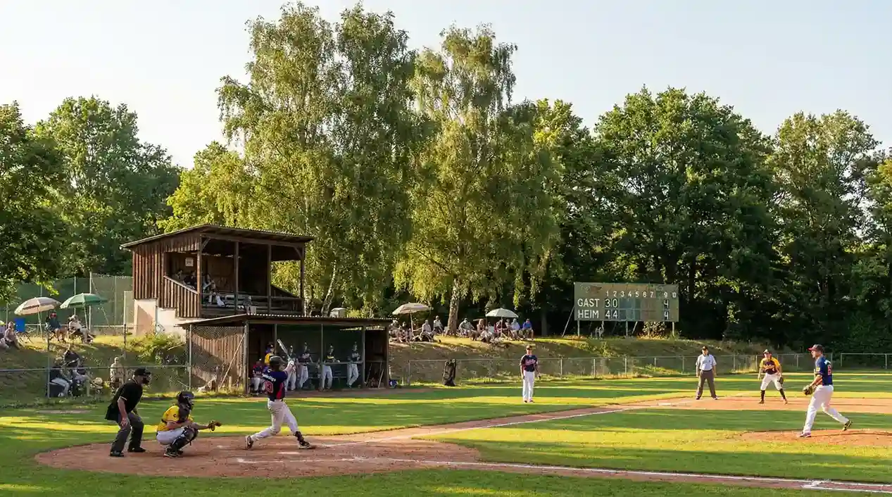 Deutsches Baseball-Spielfeld mit Spielern bei einem Bundesliga-Spiel im Sommer