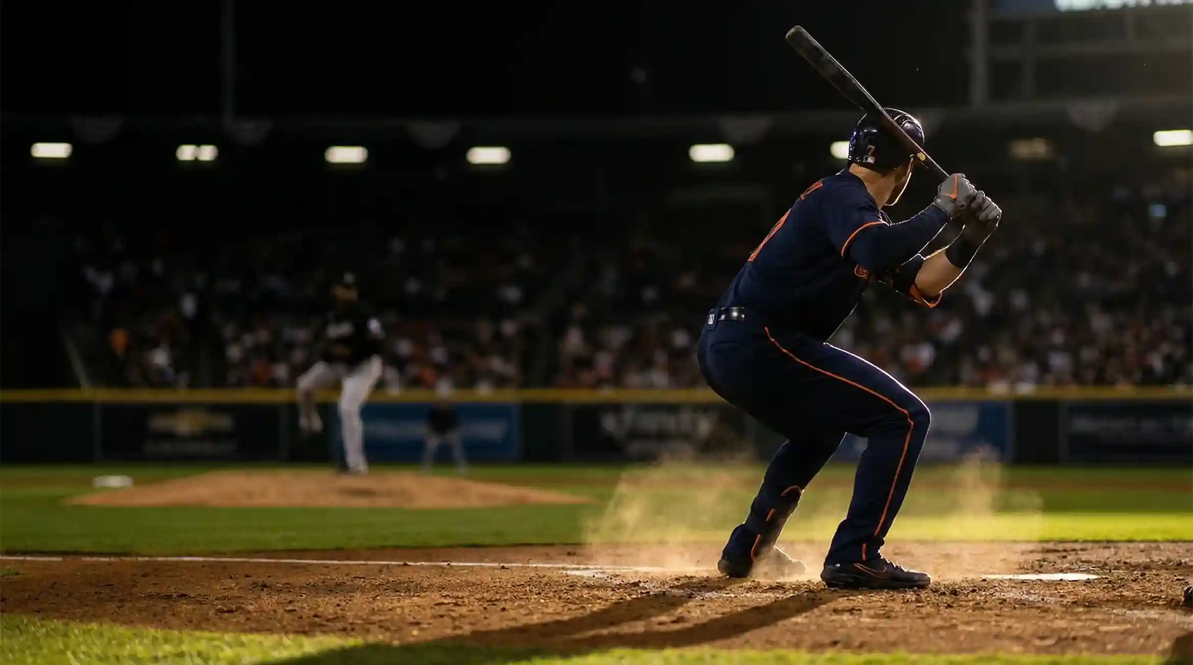 MLB-Batter in Schlagposition am Home Plate bei einem Nachtspiel