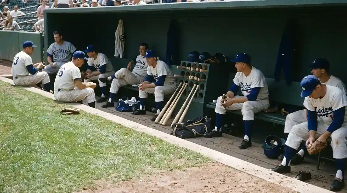 Baseball-Team in der Dugout eines MLB-Stadions vor dem Spiel